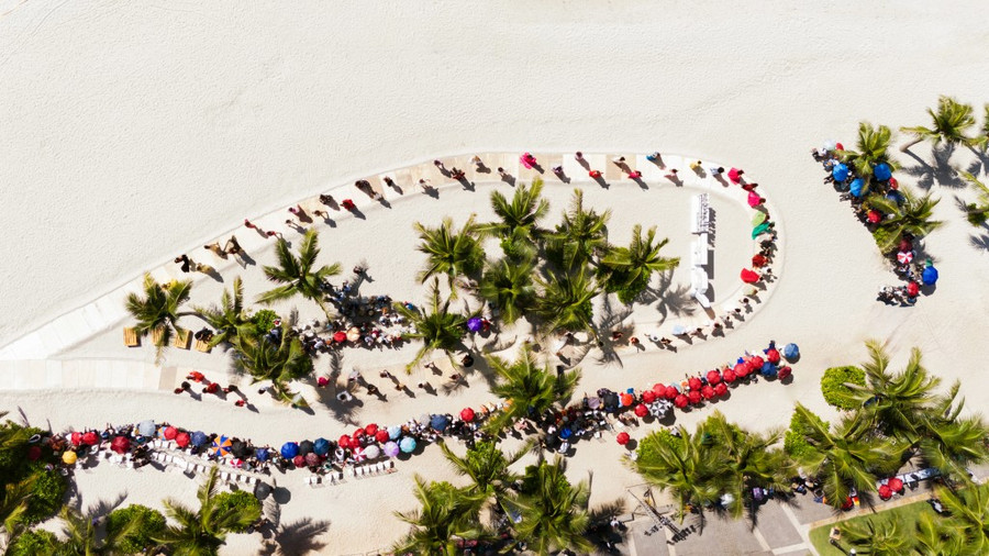 Toàn cảnh màn trình diễn của các thí sinh Hoa hậu Hòa bình tại Bãi Cháy (Hạ Long, Quảng Ninh)