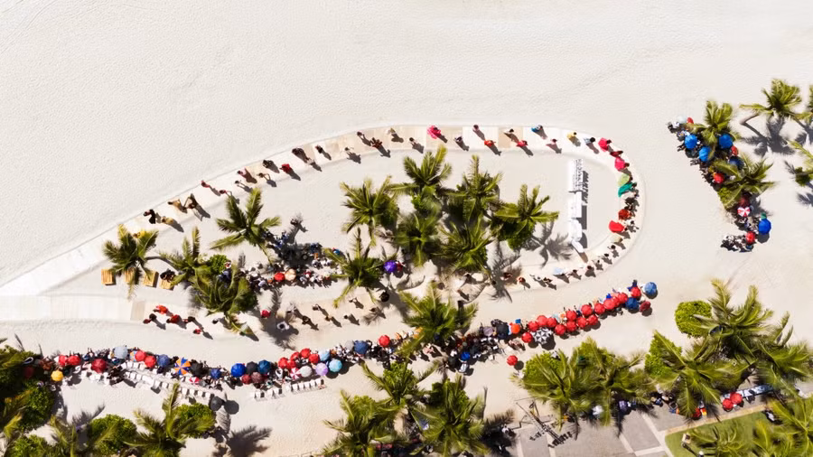 Toàn cảnh màn trình diễn của các thí sinh Hoa hậu Hòa bình tại Bãi Cháy (Hạ Long, Quảng Ninh)