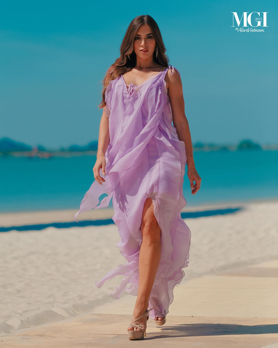 Các hoa hậu xuất hiện trên đường băng với hình ảnh chỉn chu, thể hiện khả năng catwalk.