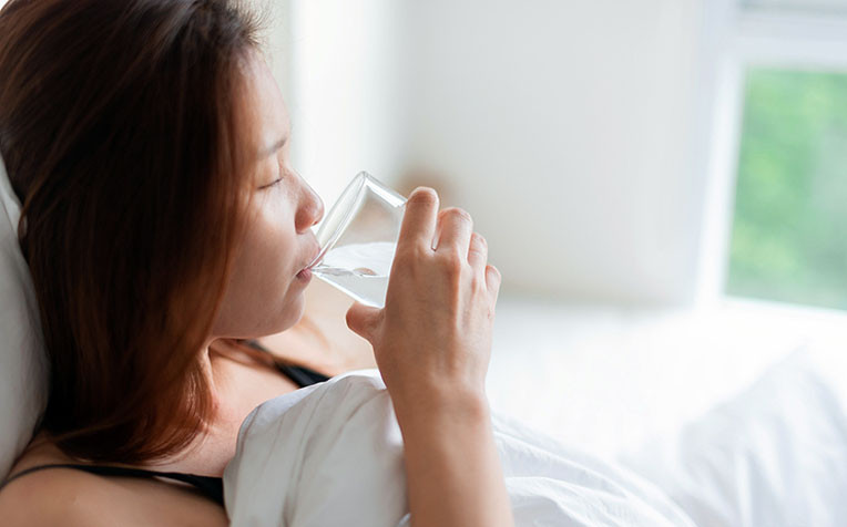 Duy trì lượng nước trong cơ thể là điều cần thiết khi bị sốt xuất huyết. (Ảnh: ITN) Duy trì lượng nước trong cơ thể là điều cần thiết khi bị sốt xuất huyết. (Ảnh: ITN)