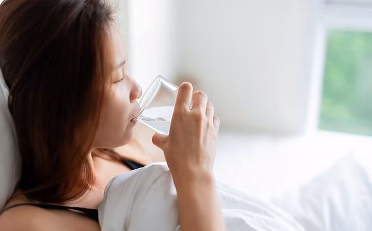 Duy trì lượng nước trong cơ thể là điều cần thiết khi bị sốt xuất huyết. (Ảnh: ITN)