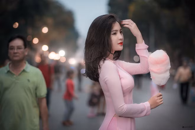 Chăm chỉ ngồi rửa đống chén bát “siêu to khổng lồ”, cô gái trẻ khiến các anh chàng lao đao vì nhan sắc xinh đẹp - Ảnh 5.