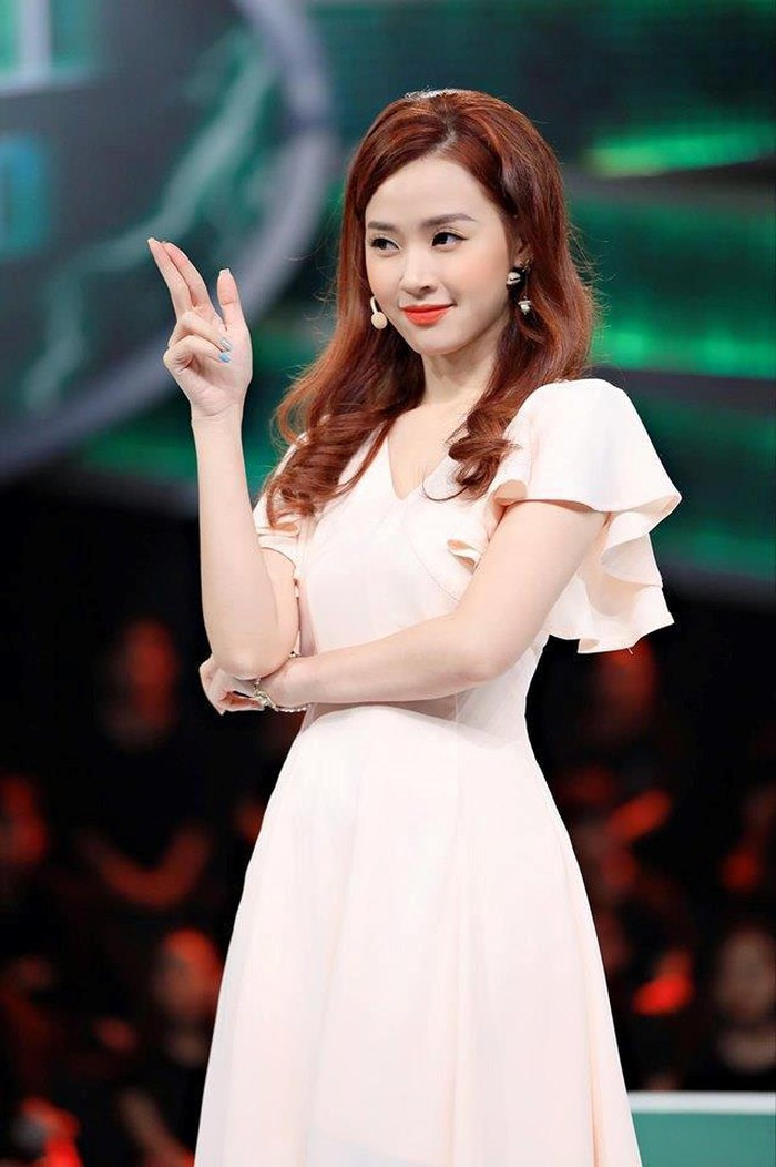 Style dịu dàng nữ tính, hở vừa đủ khoe vai thon của Midu ảnh 1 Style dịu dàng nữ tính, hở vừa đủ khoe vai thon của Midu ảnh 1