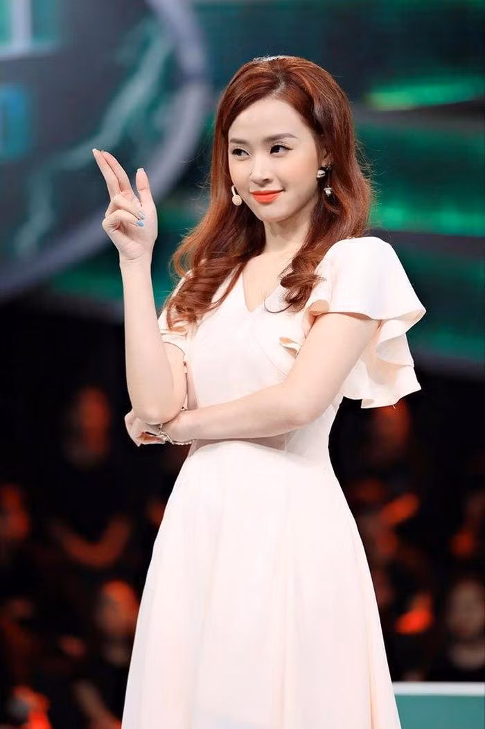 Style dịu dàng nữ tính, hở vừa đủ khoe vai thon của Midu ảnh 1