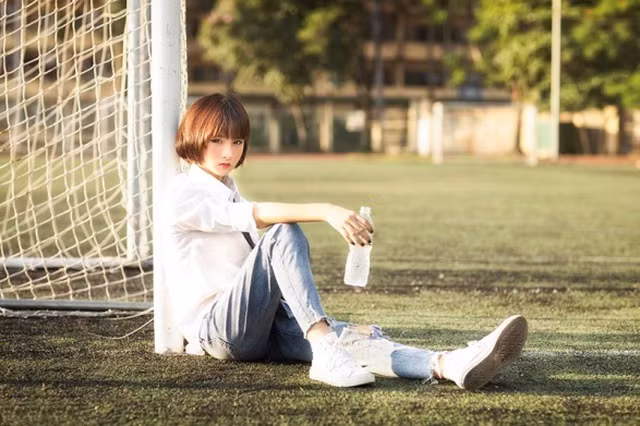 Mang phong cách tomboy, nữ sinh 17 tuổi vẫn đẹp tựa búp bê - 6