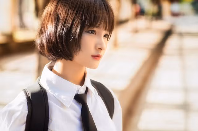 Mang phong cách tomboy, nữ sinh 17 tuổi vẫn đẹp tựa búp bê - 2