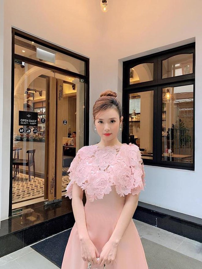 Style dịu dàng nữ tính, hở vừa đủ khoe vai thon của Midu ảnh 2 Style dịu dàng nữ tính, hở vừa đủ khoe vai thon của Midu ảnh 2