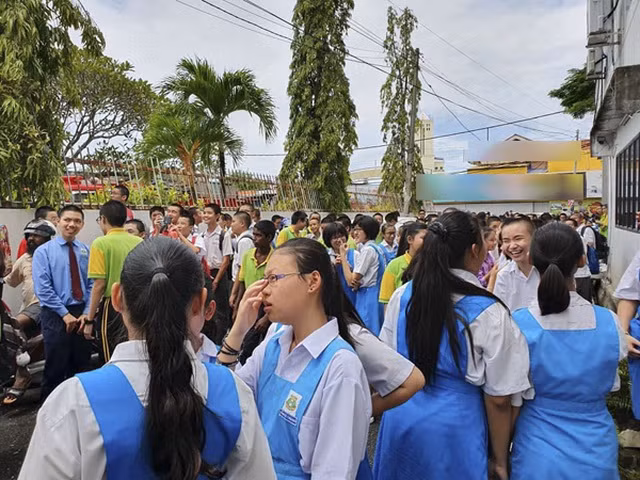 Trường cháy lớn, học sinh cười vui như trẩy hội vì... được nghỉ học - 4