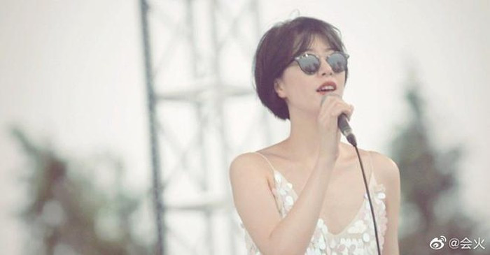 Nhan sắc, thần thái bạn gái của Lý Á Bằng không kém cạnh Vương Phi ảnh 1