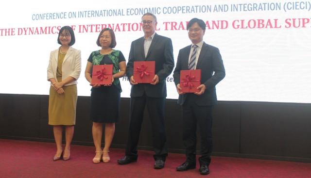 Thay mặt trường ĐH Kinh tế, PGS.TS Nguyễn Anh Thu tặng quà cho các đơn vị tham gia Hội thảo.