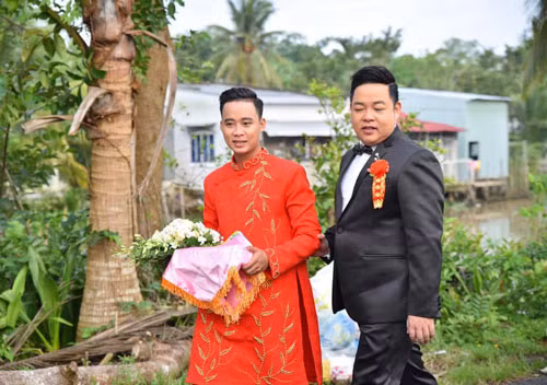 Quang Lê đã chia sẻ những hình ảnh đưa con trai về Cần Thơ hỏi vợ.