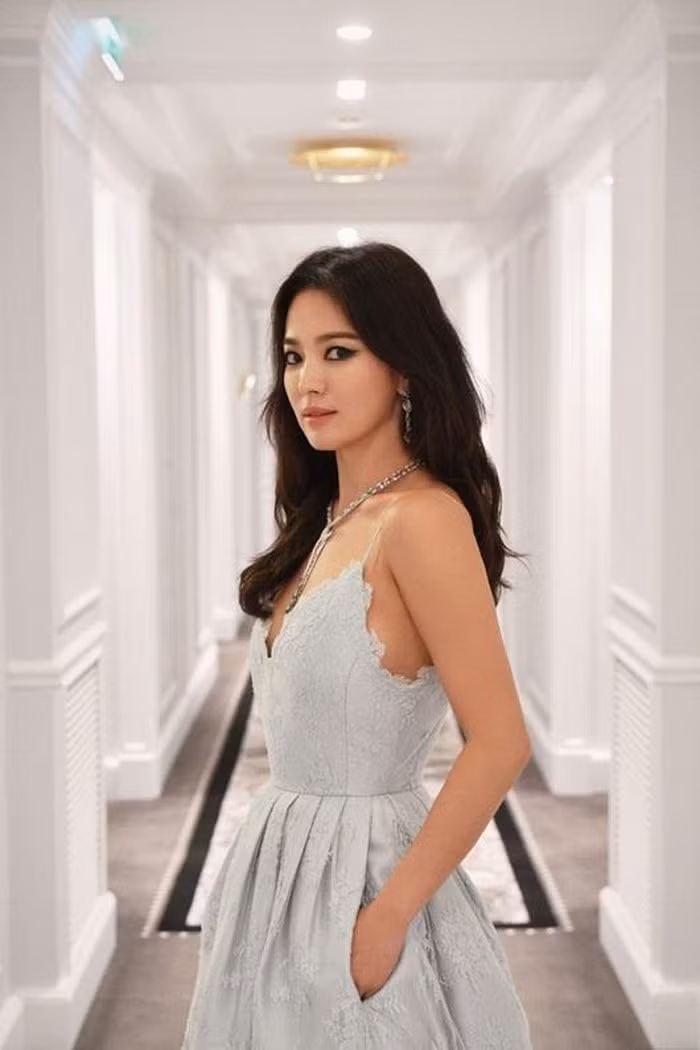Những khoảnh khắc thời trang quá đẹp của Song Hye Kyo khiến fan "ngất lịm" ảnh 1