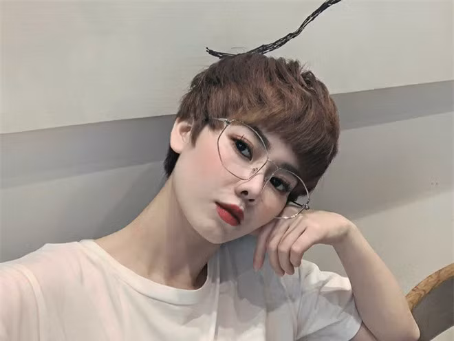 Hội em họ người nổi tiếng: Ai cũng xinh đẹp nức nở, sở hữu gu riêng chẳng hề thua chị kém em - Ảnh 8.