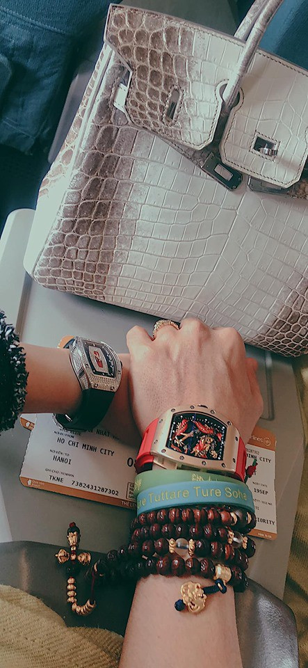 Đưa vợ đi du lịch, Minh Nhựa khẳng định độ giàu vô đối không "thánh" photoshop nào ghép được ảnh 3 Đưa vợ đi du lịch sau lùm xùm mượn ảnh, Minh Nhựa khẳng định độ giàu với đồng hồ triệu đô và túi xách bạch tạng không thánh photoshop nào ghép được-4