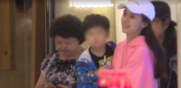 Angelababy chính thức nói về tin đồn ly hôn với Huỳnh Hiểu Minh ảnh 1 Angelababy nói về tin đồn ly hôn với Huỳnh Hiểu Minh: Thật là lố bịch, tôi xem nó như một trò cười ảnh 1