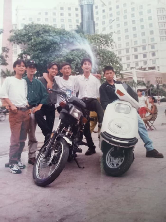 Trầm trồ loạt ảnh "thời ấy của bố mẹ Rich Kid" không kém “dân chơi thứ thiệt bây giờ“ ảnh 3 Chụp ảnh chuẩn soái ca là phải có sự xuất hiện của các ”siêu xe” như Spacy nhé.