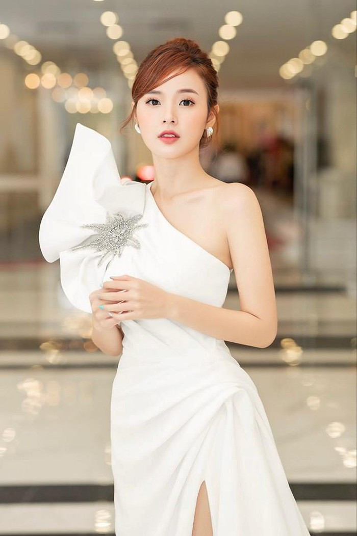 Style dịu dàng nữ tính, hở vừa đủ khoe vai thon của Midu ảnh 5 Style dịu dàng nữ tính, hở vừa đủ khoe vai thon của Midu ảnh 5