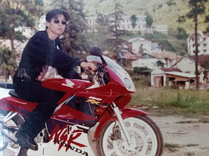 Trầm trồ loạt ảnh "thời ấy của bố mẹ Rich Kid" không kém “dân chơi thứ thiệt bây giờ“ ảnh 10 Đẹp trai, chất lừ lại còn đi xe xịn, chắc đây là chàng trai khiến không ít cô gái theo đuổi.