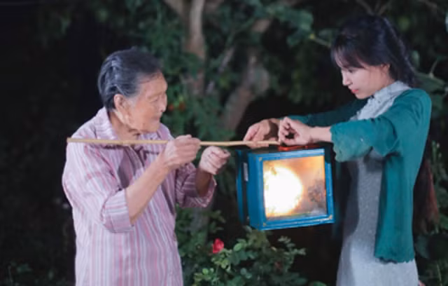 Lý Tử Thất cùng bà.