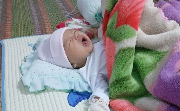 Hai chiếc răng cửa không khiến bé khó chịu hay gặp khó khăn khi bú mẹ.