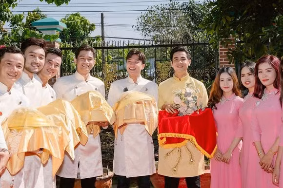 Nam diễn viên "Về nhà đi con" làm phù rể, bê tráp cho đám hỏi của bạn.