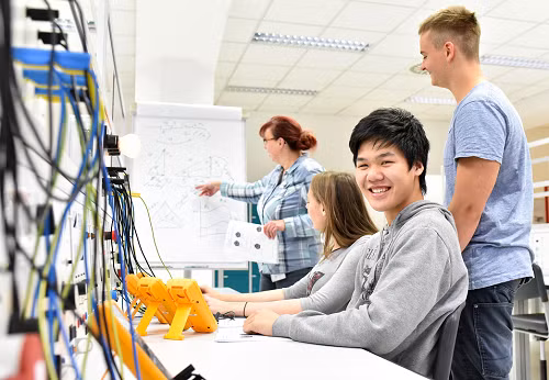 Sự định hướng và hỗ trợ của người cố vấn sẽ tăng khả năng trúng tuyển vào các trường đại học có chọn lọc cao tại Mỹ. Ảnh: Adobe Stock.