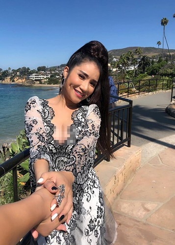 Hình ảnh MC Cát Tường nắm tay, dựa vào vai một chàng trai giấu mặt đang nhận được sự quan tâm của người hâm mộ. Hình ảnh MC Cát Tường nắm tay, dựa vào vai một chàng trai giấu mặt đang nhận được sự quan tâm của người hâm mộ.