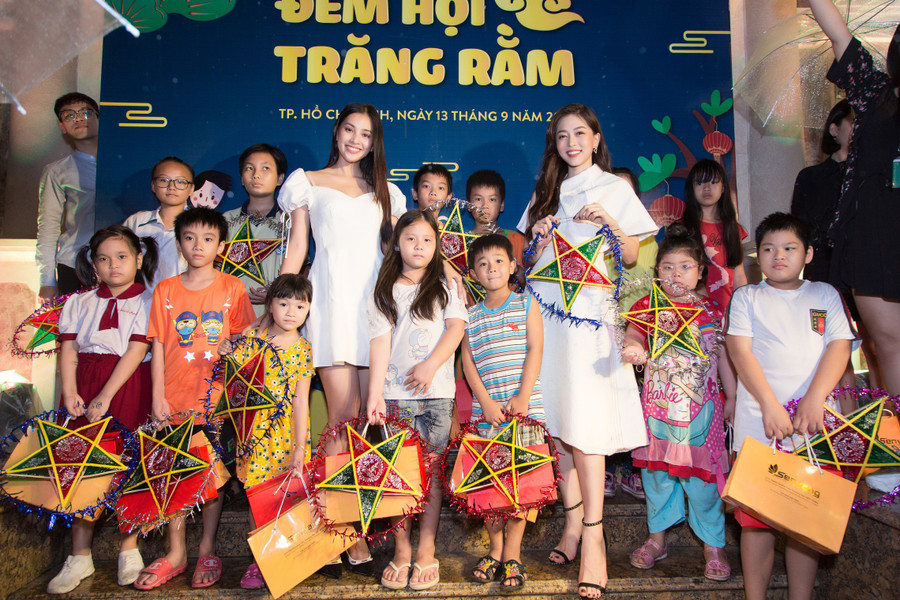 Hoa hậu Tiểu Vy và Á hậu Phương Nga trao quà cho các em nhỏ