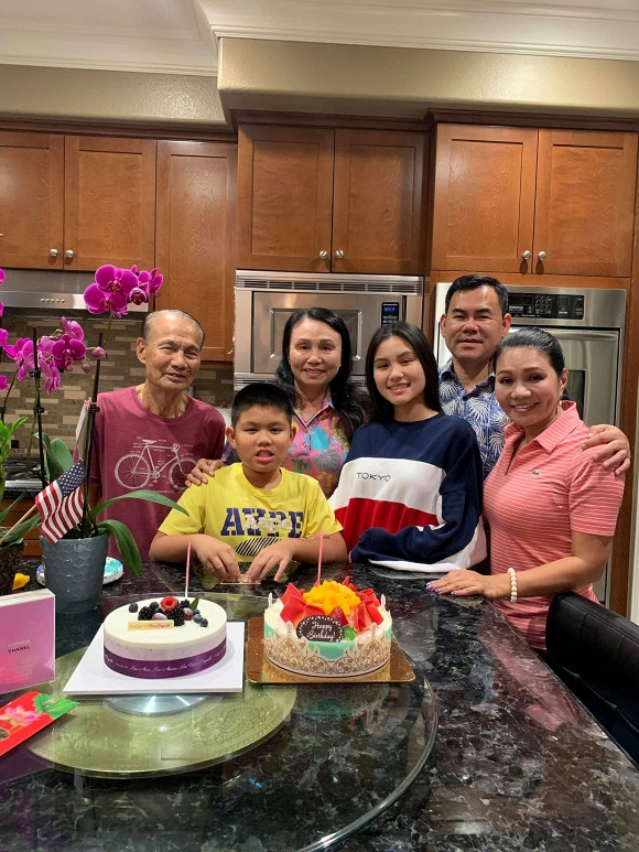 Con gái Hà Tiên của NSƯT Ngọc Huyền năm nay 15 tuổi vô cùng xinh đẹp và cao lớn phổng phao.