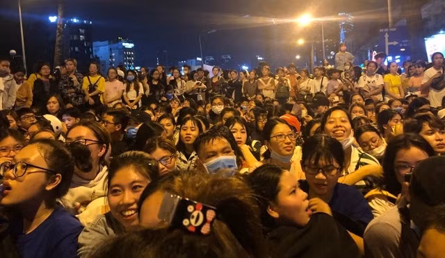 Biển người chờ đón thần tượng. Ảnh: Vietnamnet.