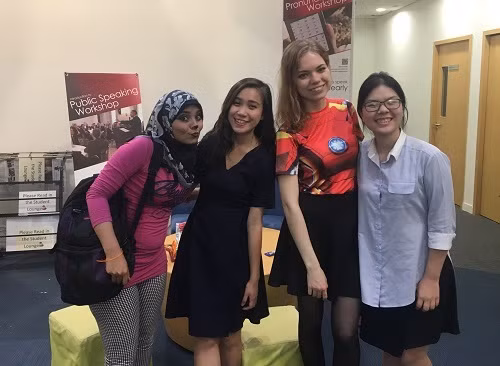 Vũ Phương Thảo bên các thực tập sinh ở ELC. Ảnh: Nhân vật cung cấp