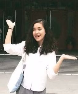 Vũ Phương Thảo đứng trước một tòa nhà ở City Univeristy of Hong Kong. Ảnh: Nhân vật cung cấp