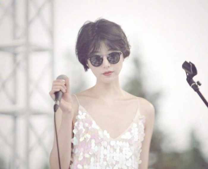 Nhan sắc, thần thái bạn gái của Lý Á Bằng không kém cạnh Vương Phi ảnh 7