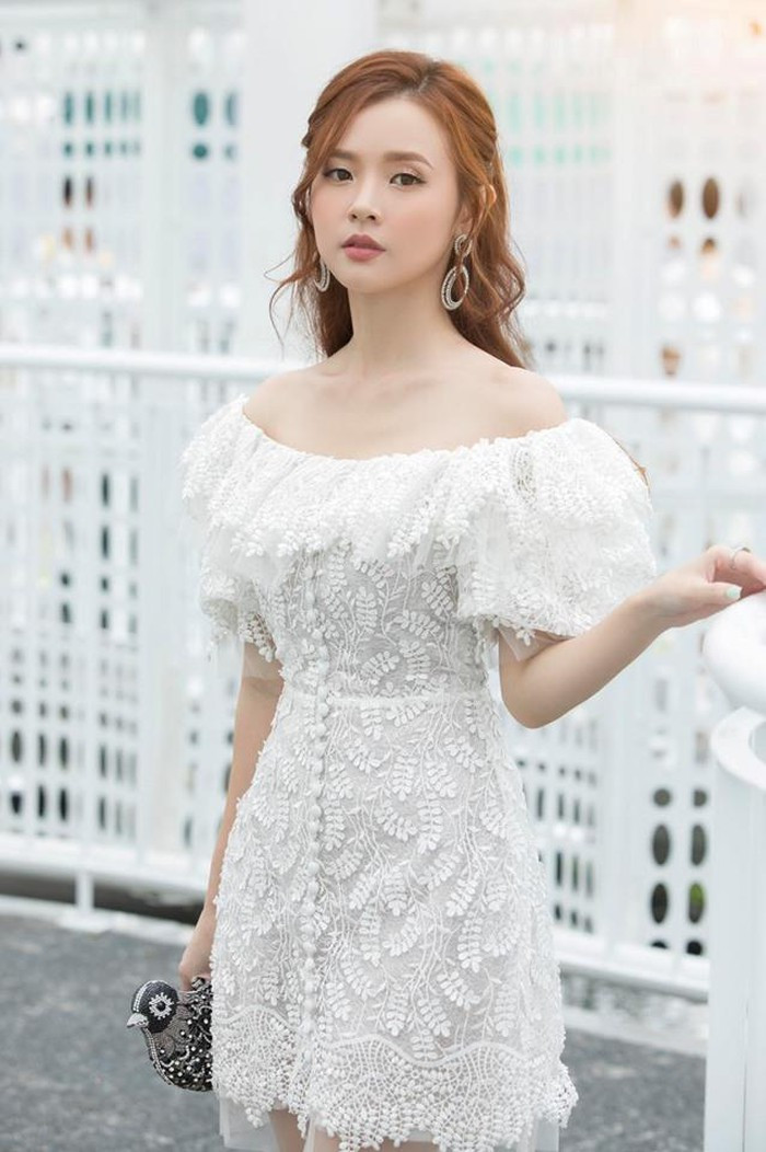 Style dịu dàng nữ tính, hở vừa đủ khoe vai thon của Midu ảnh 6 Style dịu dàng nữ tính, hở vừa đủ khoe vai thon của Midu ảnh 6