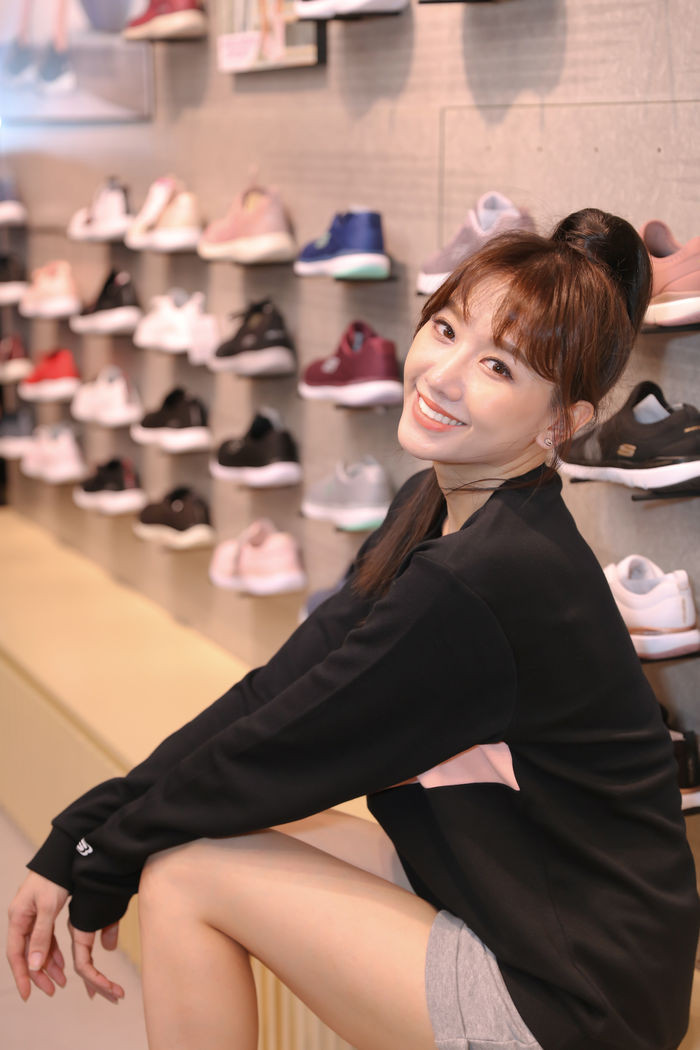 "Bỏ quên ông xã", Hari Won trẻ trung như gái 18 ảnh 4 Hari Won trẻ trung như gái 18, bỏ quên ông xã, sánh bước cùng Tuấn Trần ảnh 3