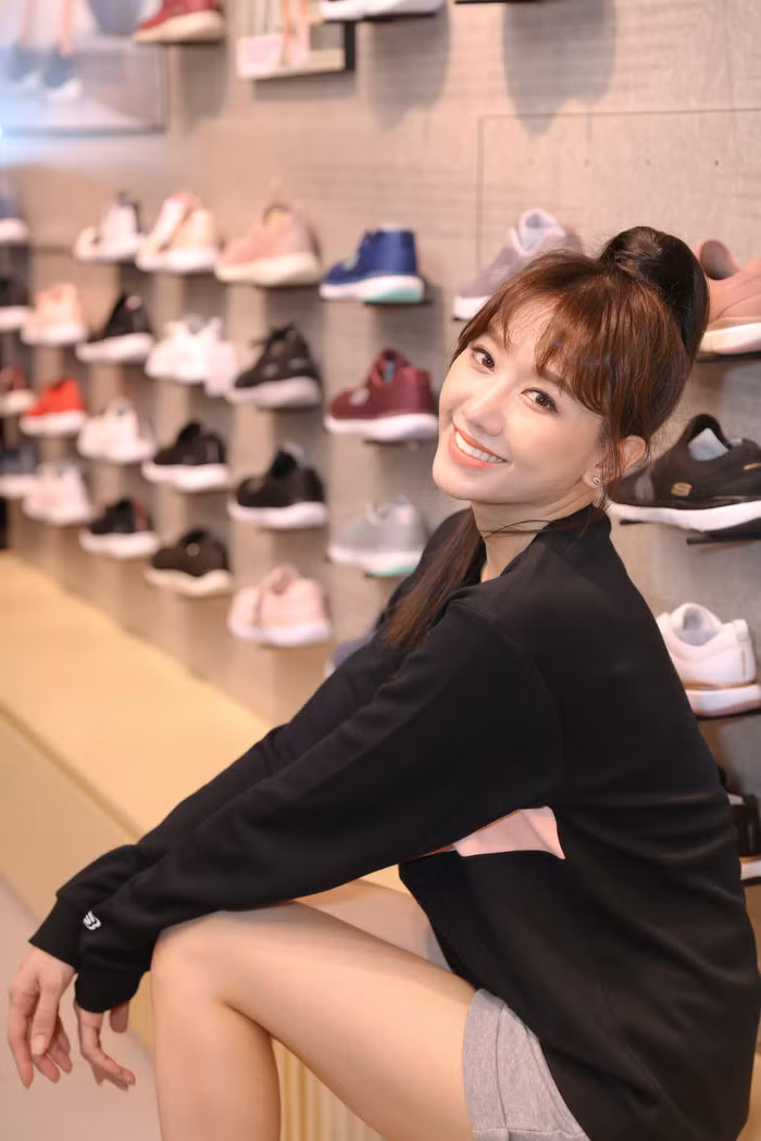 "Bỏ quên ông xã", Hari Won trẻ trung như gái 18 ảnh 4 Hari Won trẻ trung như gái 18, bỏ quên ông xã, sánh bước cùng Tuấn Trần ảnh 3