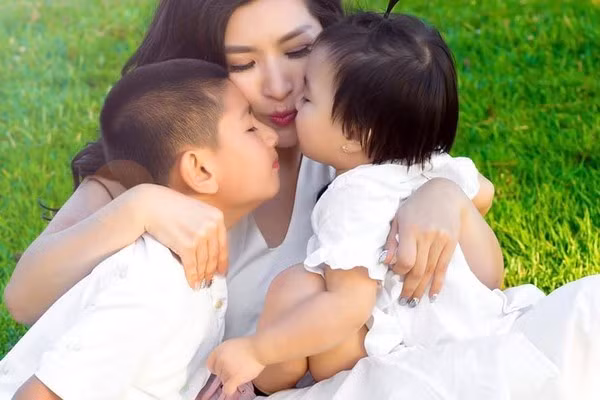 Hồng Nhung cùng 2 con. 