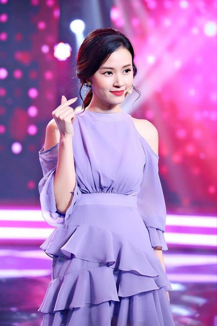 Style dịu dàng nữ tính, hở vừa đủ khoe vai thon của Midu ảnh 8 Style dịu dàng nữ tính, hở vừa đủ khoe vai thon của Midu ảnh 8