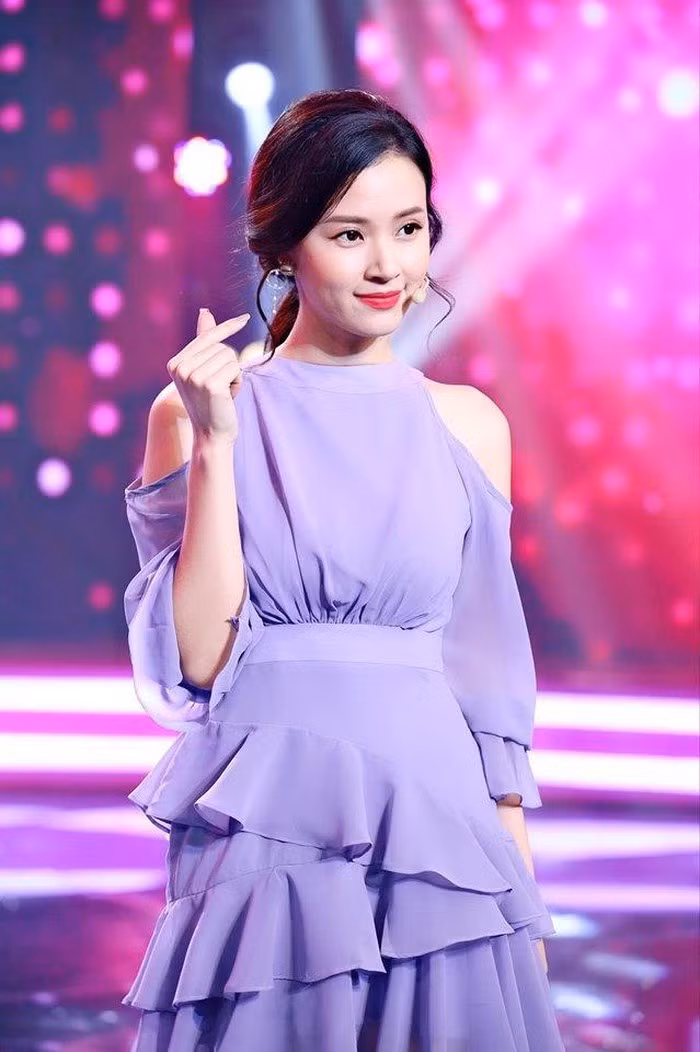 Style dịu dàng nữ tính, hở vừa đủ khoe vai thon của Midu ảnh 8