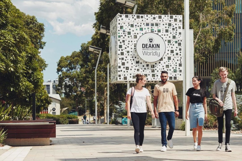 Văn bằng của Đại học Deakin được công nhận rộng rãi giúp sinh viên có lợi thế khi tìm việc làm.