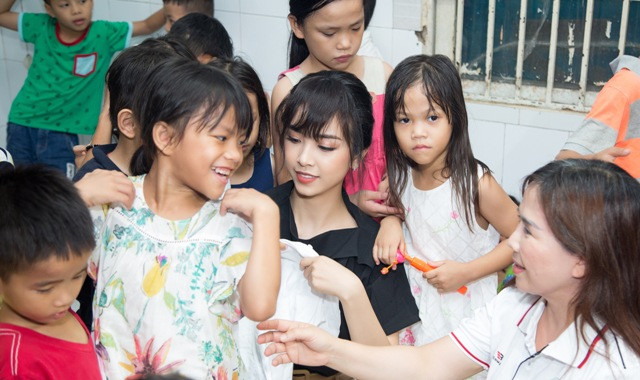 Á hậu Thúy An tới thăm trẻ mồ côi.