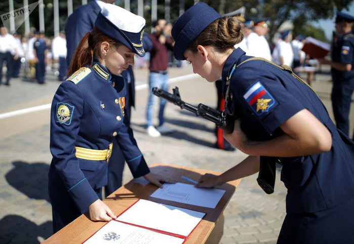 Nữ sinh trường không quân Nga hút hồn trong ngày khai giảng ảnh 6 Nữ sinh trường không quân Nga hút hồn trong ngày khai giảng ảnh 6