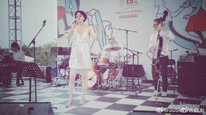 Nhan sắc, thần thái bạn gái của Lý Á Bằng không kém cạnh Vương Phi ảnh 5