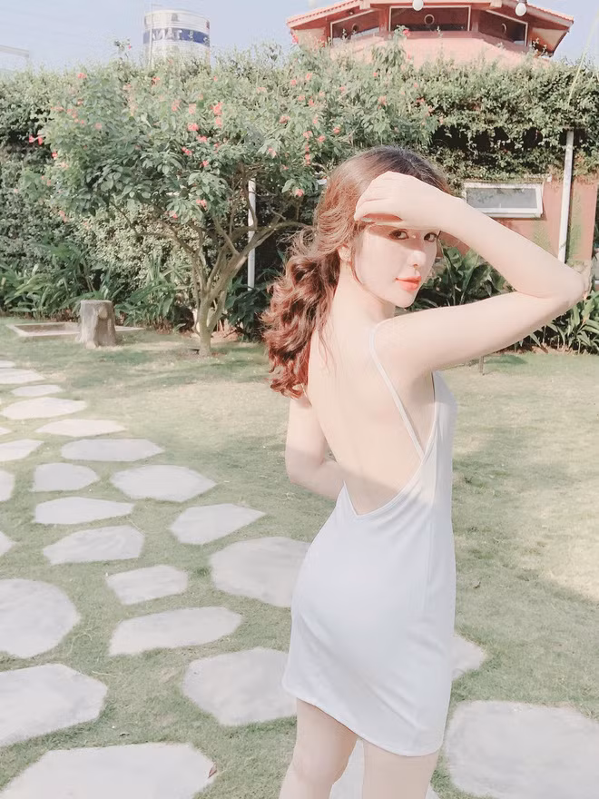 Chăm chỉ ngồi rửa đống chén bát “siêu to khổng lồ”, cô gái trẻ khiến các anh chàng lao đao vì nhan sắc xinh đẹp - Ảnh 6.