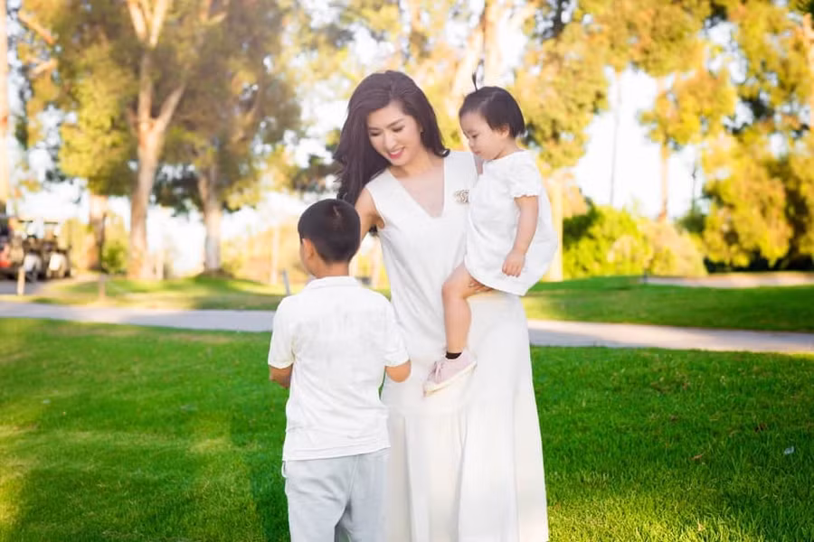 Ca sĩ Hòng Nhung hiện có cuộc sống hạnh phúc êm đềm bên 2 con nhỏ.