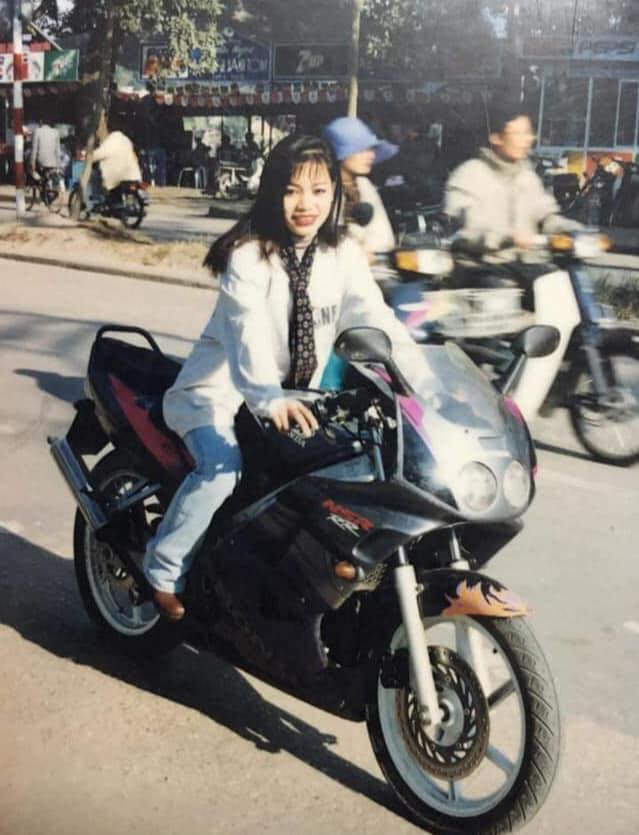 Trầm trồ loạt ảnh "thời ấy của bố mẹ Rich Kid" không kém “dân chơi thứ thiệt bây giờ“ ảnh 7 Không chỉ có con trai, con gấi thời ấy cũng đi xe phân khối lớn “ngầu” chẳng kém ai đâu nhé.