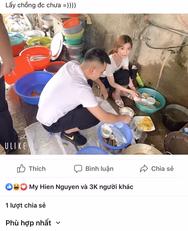 Chăm chỉ ngồi rửa đống chén bát “siêu to khổng lồ”, cô gái trẻ khiến các anh chàng lao đao vì nhan sắc xinh đẹp - Ảnh 1.