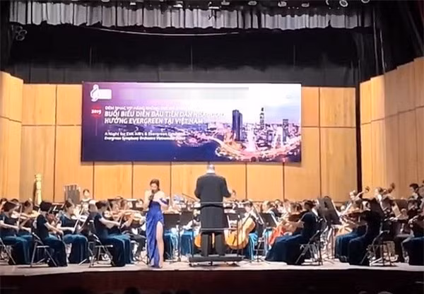 dong-nhi-lien-tiep-dien-lai-do-cu-sau-khi-duoc-ong-cao-thang-cau-hon-aa8ddc99