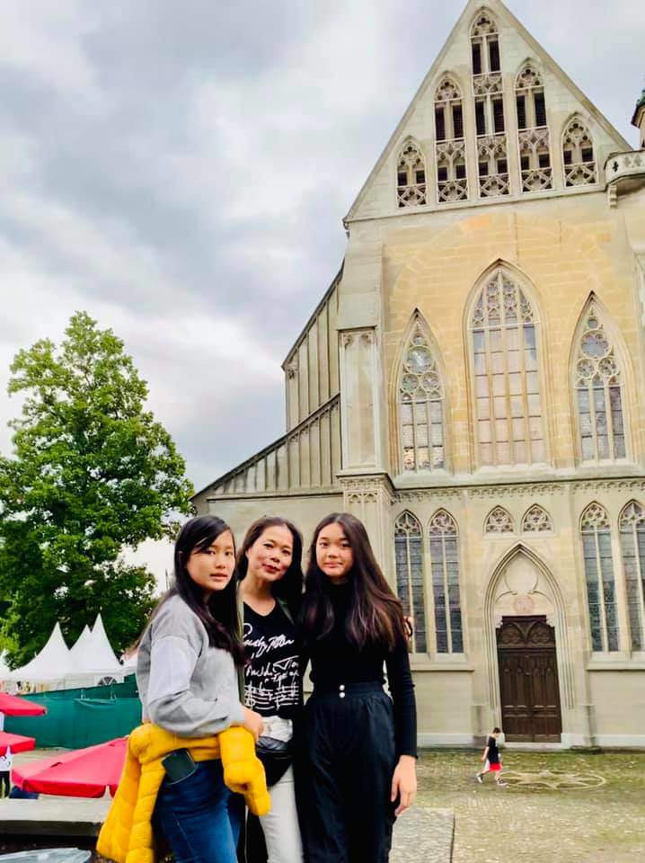 Hai con gái nhà Mỹ Lệ: 13,14 tuổi đã sở hữu đôi chân siêu mẫu, thành thạo 5 thứ tiếng ảnh 1 "vuot mat" me, hai cong chua nha my le chi moi 13,14 tuoi da so huu doi chan sieu mau - 3