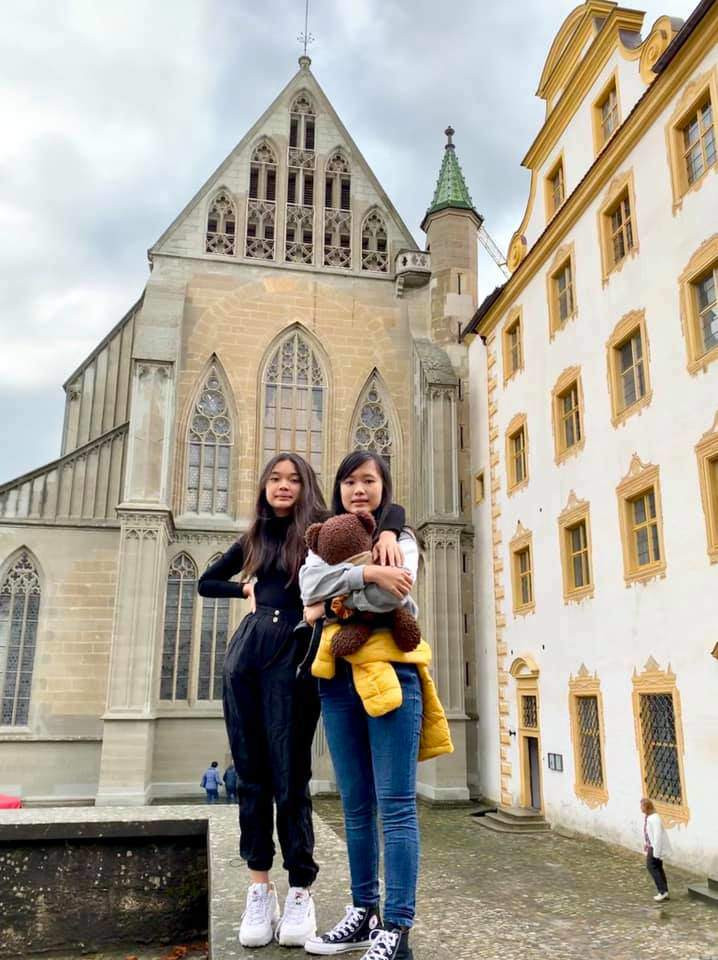 Hai con gái nhà Mỹ Lệ: 13,14 tuổi đã sở hữu đôi chân siêu mẫu, thành thạo 5 thứ tiếng ảnh 2 "vuot mat" me, hai cong chua nha my le chi moi 13,14 tuoi da so huu doi chan sieu mau - 4